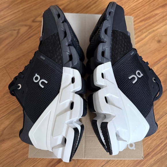 ON Cloudflyer 4 Wide “Black / White” – Women’s 8.5 (Worn Once) - Picture 4 of 9